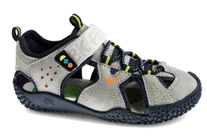 Sandália Pablosky cinzenta com detalhes em verde néon e laranja, fecho de velcro e sola escura, vista lateral.