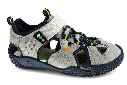 Sandália Pablosky cinzenta com detalhes em verde néon e laranja, fecho de velcro e sola escura, vista lateral.