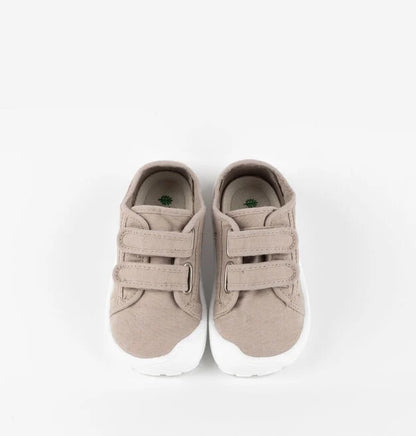 Sapatilhas barefoot Victoria em lona Beige, vista de topo, destacando o fecho em fitas adesivas e a forma anatómica.