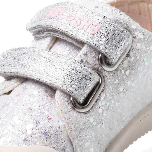 Close-up dos fechos de velcro prateados com o nome "PABLOSKY" em relevo rosa na sapatilha.