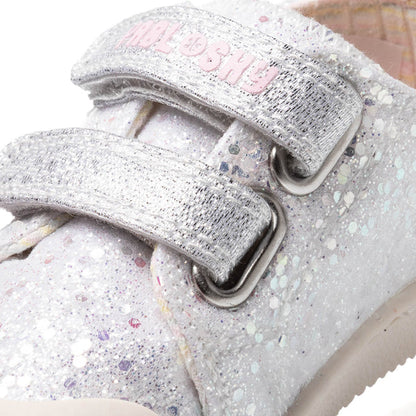 Close-up dos fechos de velcro prateados com o nome "PABLOSKY" em relevo rosa na sapatilha.