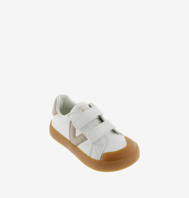 Sapatilha infantil barefoot Victoria Oliver bege e branca com fecho de velcro e sola de borracha castanha, vista de lado.