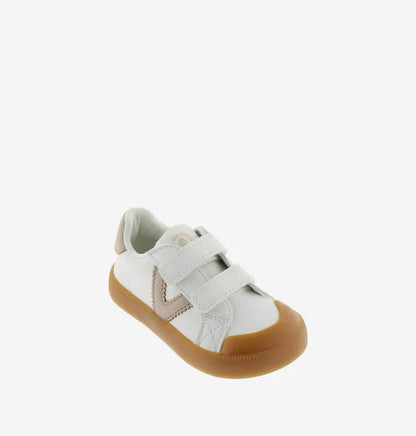 Sapatilha infantil barefoot Victoria Oliver bege e branca com fecho de velcro e sola de borracha castanha, vista de lado.