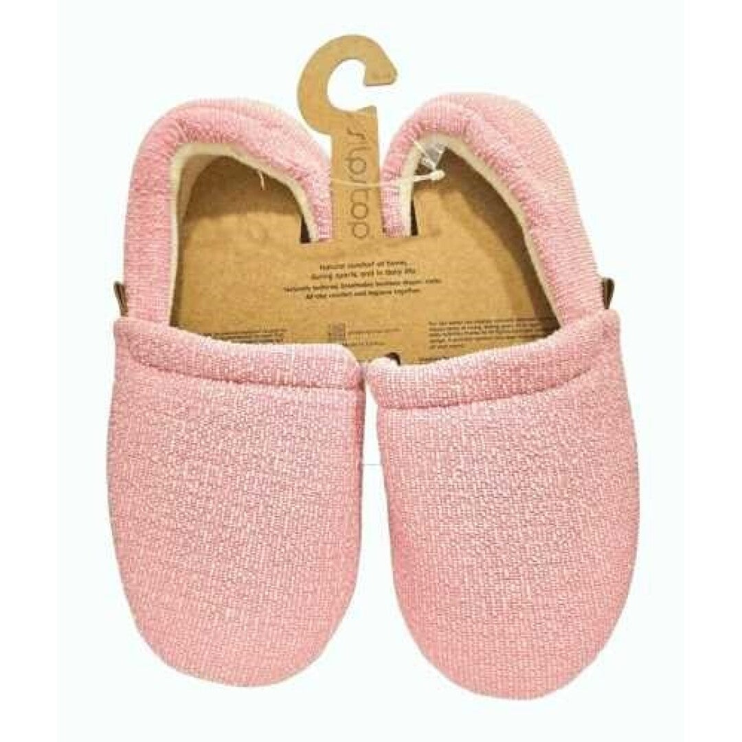 Par de pantufas Slip Stop Booties na cor rosa (Cranberry) com textura felpuda, apresentadas em embalagem de cartão reciclado com gancho.