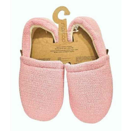 Par de pantufas Slip Stop Booties na cor rosa (Cranberry) com textura felpuda, apresentadas em embalagem de cartão reciclado com gancho.