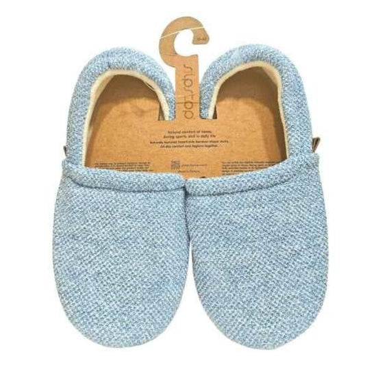 Par de pantufas Slip Stop Booties na cor Petrol (azul acinzentado), apresentadas com etiqueta de cartão pendurada, viradas para a frente.