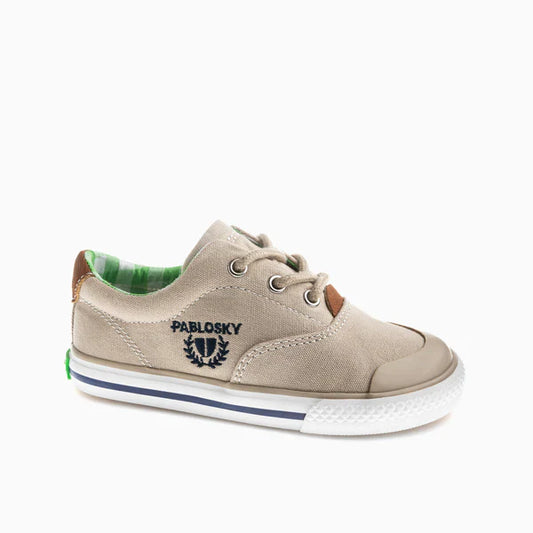 Ténis infantil Pablosky bege, estilo casual, com fecho de atacadores e detalhes em castanho e verde.