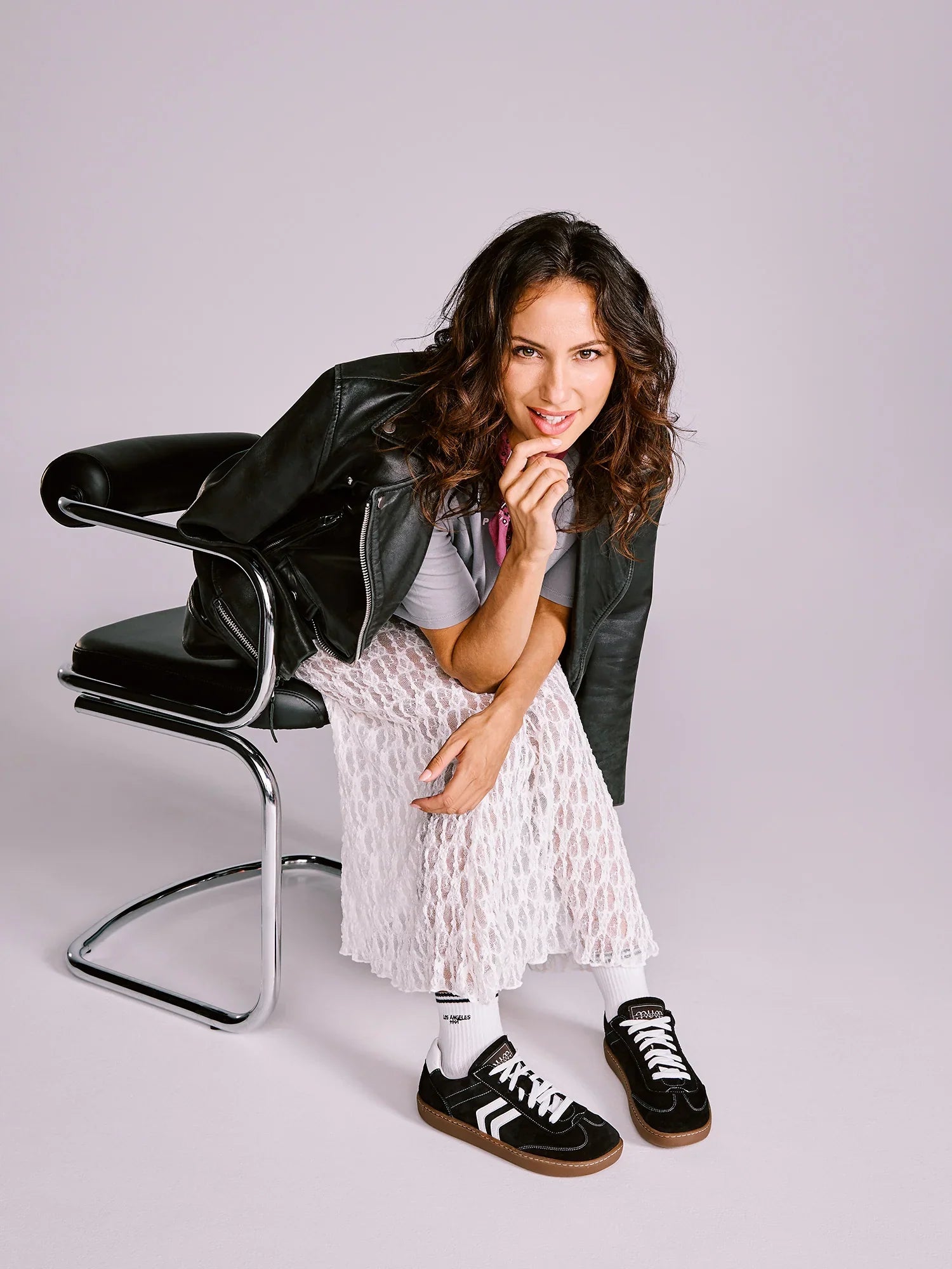 Mulher sorridente com sapatilhas MUM Barefoot Diana Dark, destacando o conforto e versatilidade em look casual.