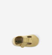 Vista superior de uma sandália Victoria Barefoot cor trigo, mostrando a etiqueta da marca na palmilha amovível e o fecho de velcro.