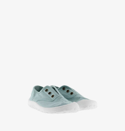 Par de sapatilhas Victoria Barefoot estilo Manzana em lona azul-claro, tipo slip-on com ilhós para elásticos, sola branca flexível.
