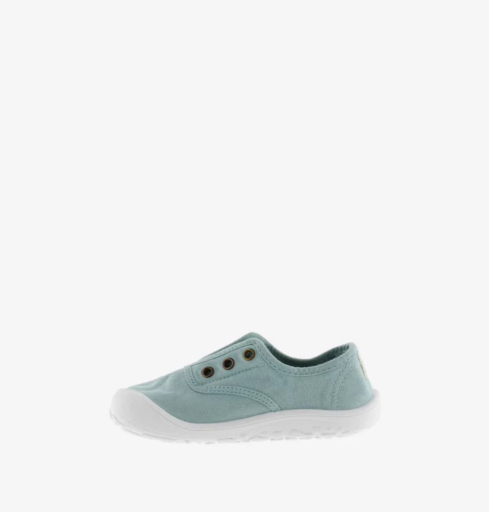 Sapatilha infantil Victoria Barefoot Manzana azul-claro, vista lateral, mostrando o design minimalista e a sola plana.
