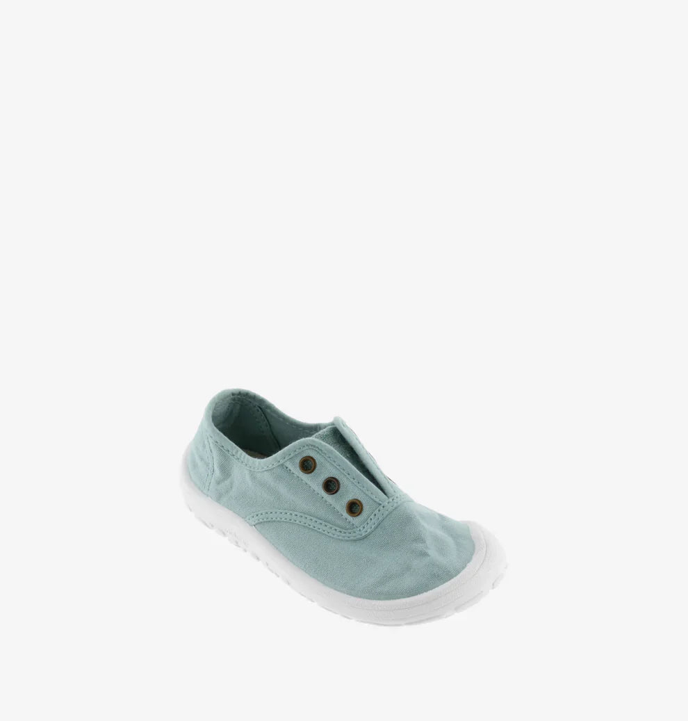 Sapatilha Victoria Barefoot Manzana azul-claro, vista oblíqua, destacando a forma larga e a sola fina e flexível.