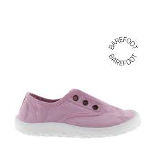 Sapatilha Victoria Barefoot Petalo em lona rosa, vista lateral, com sola flexível branca e orifícios para elásticos. Logótipo "Barefoot" circular no canto.