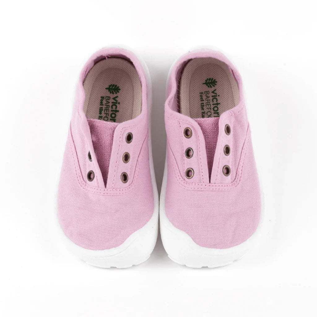 Vista superior de sapatilhas Victoria Barefoot Petalo em lona rosa claro, com fecho de elásticos e sola branca, mostrando a palmilha interior com logótipo.
