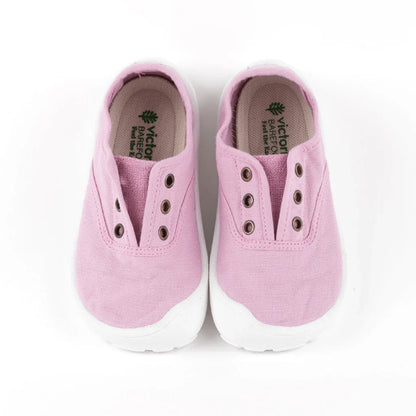 Vista superior de sapatilhas Victoria Barefoot Petalo em lona rosa claro, com fecho de elásticos e sola branca, mostrando a palmilha interior com logótipo.