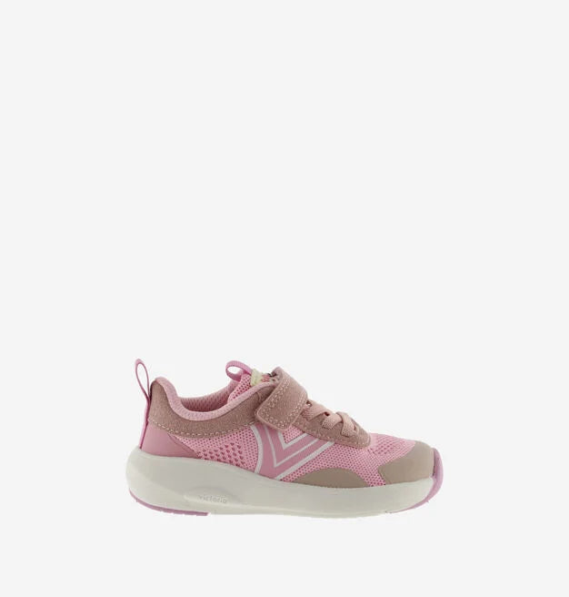 Vista lateral da sapatilha desportiva infantil Victoria Barefoot Kai rosa, destacando a sola branca e o design desportivo em tecido tricot.
