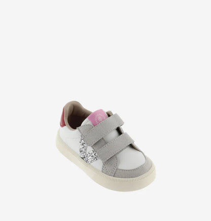 Sapatilha Victoria Barefoot Oliver Prata, vista em ângulo, com fecho de duplo velcro e detalhe lateral em glitter.