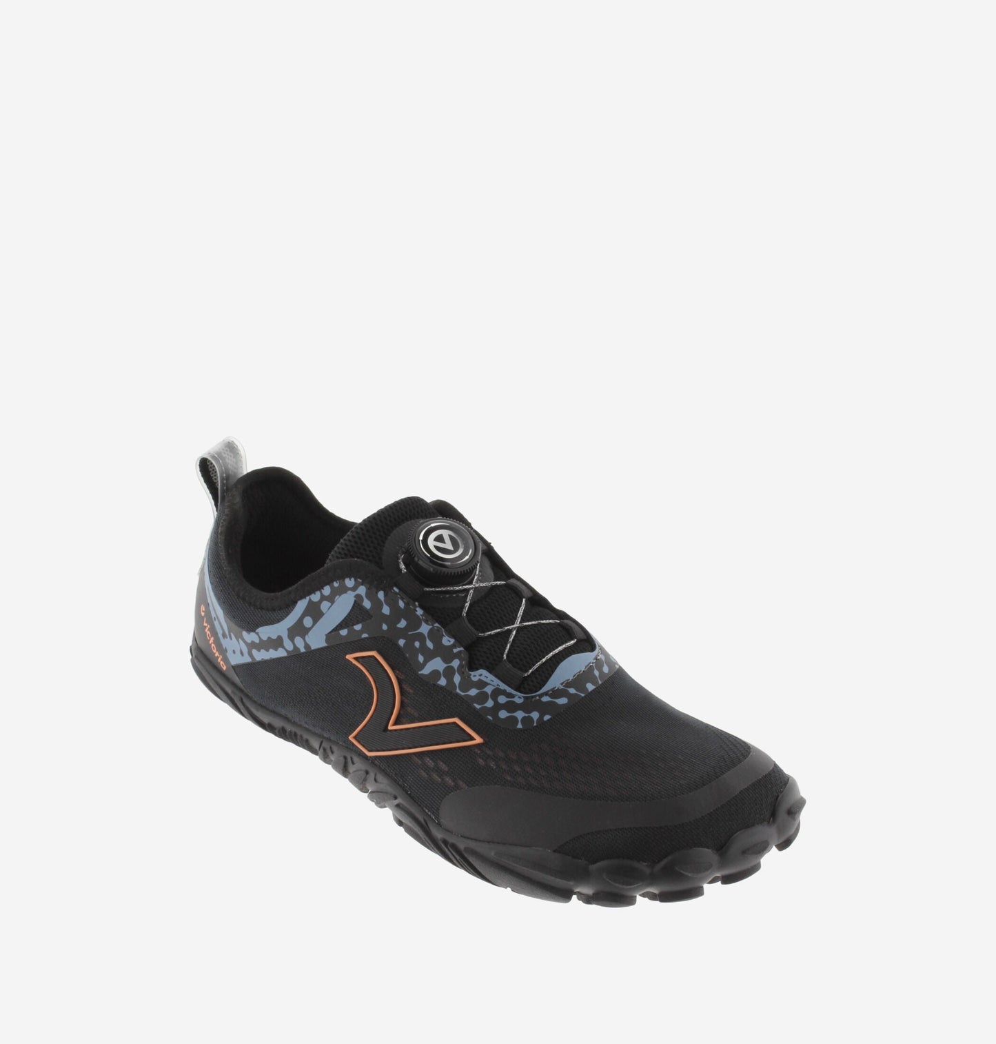 Sapatilha Victoria Barefoot Terratech Mesh preta em ângulo, mostrando a flexibilidade, o exterior em malha respirável e o fecho de disco.