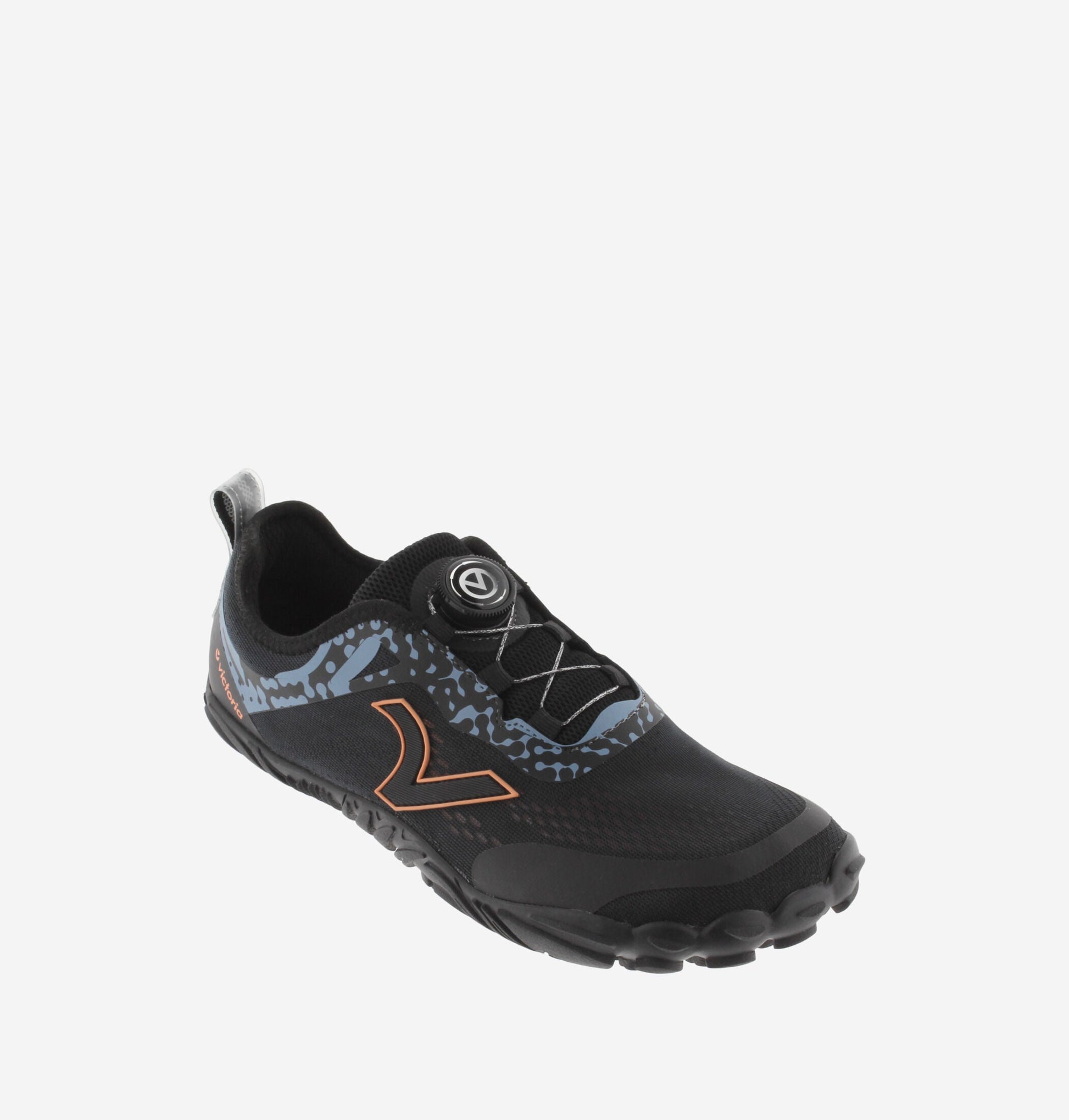 Sapatilha Victoria Barefoot Terratech Mesh preta em ângulo, mostrando a flexibilidade, o exterior em malha respirável e o fecho de disco.