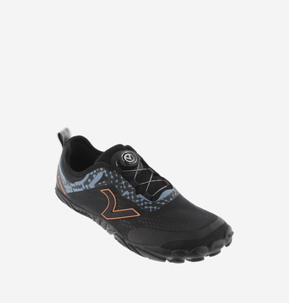 Sapatilha Victoria Barefoot Terratech Mesh preta em ângulo, mostrando a flexibilidade, o exterior em malha respirável e o fecho de disco.
