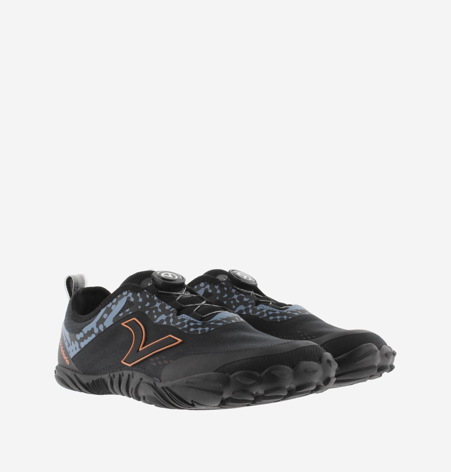 Par de sapatilhas Victoria Barefoot Terratech Mesh pretas com detalhes em laranja e padrão azul, focando no fecho rápido e biqueira robusta.