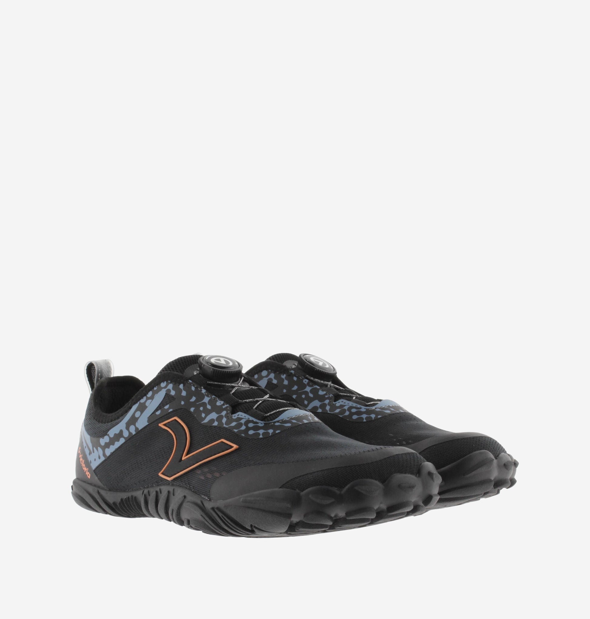 Par de sapatilhas Victoria Barefoot Terratech Mesh pretas com detalhes em laranja e padrão azul, focando no fecho rápido e biqueira robusta.