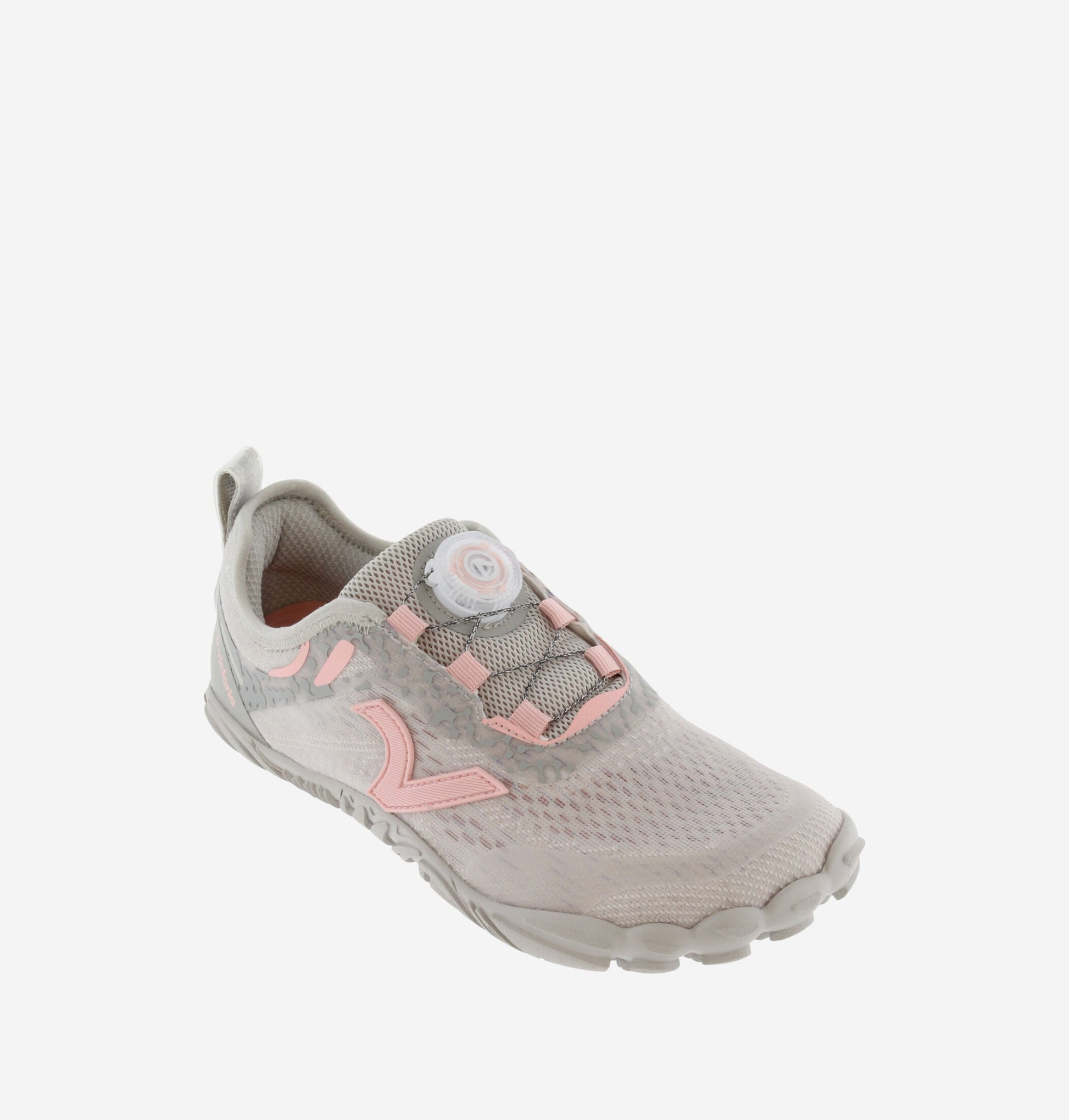 Detalhe em ângulo da sapatilha Victoria Barefoot Terratech Mesh rosa, focando no sistema de fecho rápido por disco e malha respirável.